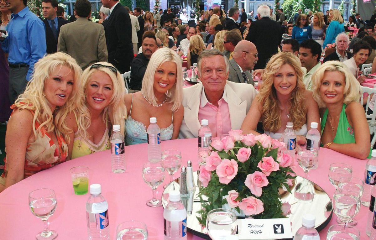 ▲休海夫納（中）舉辦的派對，絕對酒池肉林。（圖／美聯社，2017.12.29）