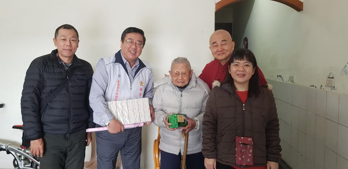 ▲嘉義榮服處處長郭豫臨\\(左二\\)與中華佛教慈善會會長張騰龍\\(右二\\)，拜訪106歲的徐宏烈老長輩。（圖／記者郭政隆翻拍）