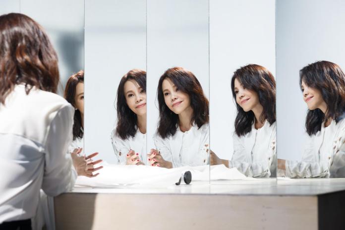 ▲彭佳慧在新歌MV中照6面鏡子，想藉此傳達「你靜下心看自己了嗎？」的意念。（圖／索尼提供 , 2017.12.29）
