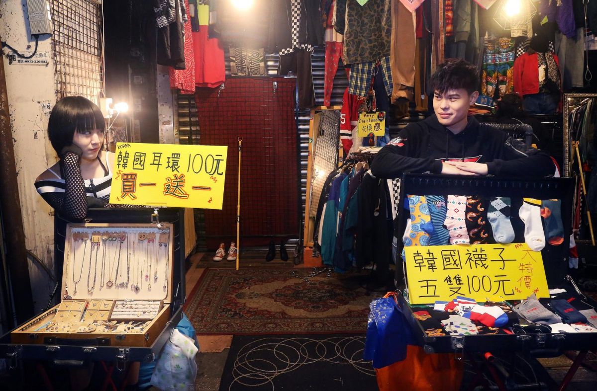 ▲聖結石成為Youtuber前，曾在夜市擺攤認識一位女性朋友，沒想到這位朋友後來因憂鬱症自殺，他有感於這件事，寫下歌曲。（圖／webtvasia x 上行娛樂提供 , 2017.12.29）