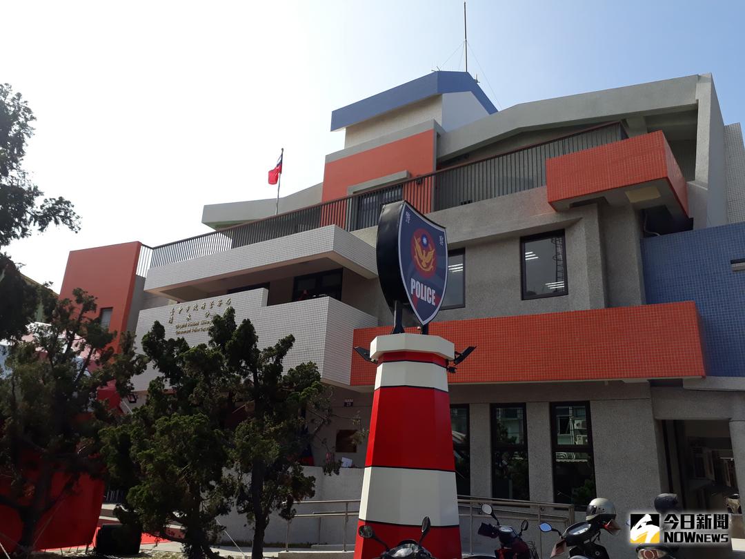 ▲高美派出所融合溼地風車海景及燈塔（圖／柳榮俊攝 , 2017.12.29）