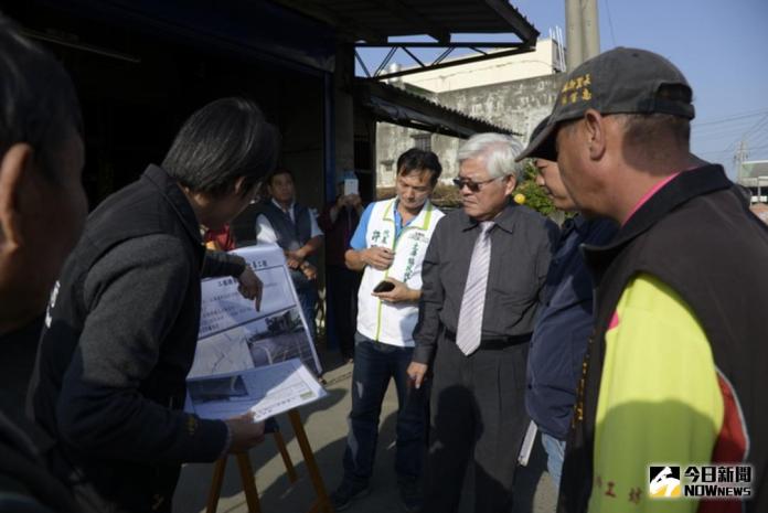 ▲縣長李進勇會勘土庫雲100線路面改善工程。（圖／記者洪佳伶攝 , 2017.12.29）