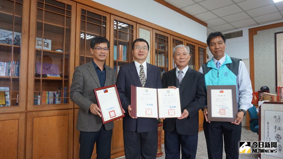 ▲會長陳竹勝捐贈電腦、獎學金給母校，由北港高中校長傅國樑、水林國中校長中孫明山及崇文國小校長吳照智代表接受。（圖／記者洪佳伶攝 , 2017.12.28）
