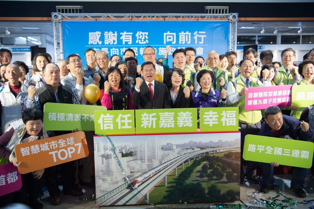 ▲涂醒哲與市府一級主管及各里長一起合照。（圖／記者郭政隆翻拍）