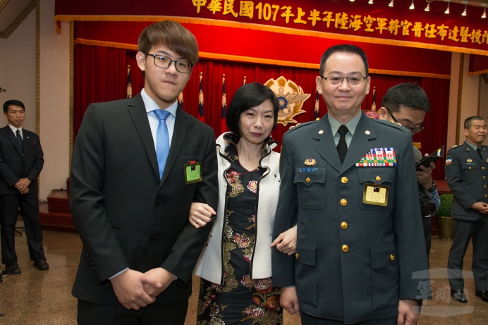 ▲ 晉任中將的陸軍第6軍團指揮部副指揮官羅德民，感謝長官的肯定及袍澤的付出，並感謝家人一直在背後默默地支持與鼓勵。(軍聞社記者周昇煒攝)