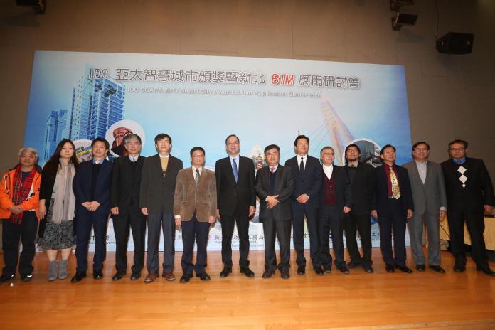 ▲新北市政府代表台灣參加IDC（International Data Corporation, 國際數據資訊）舉辦的2017年亞太區智慧城市競賽，榮獲冠軍首獎。（圖／新北市政府提供）