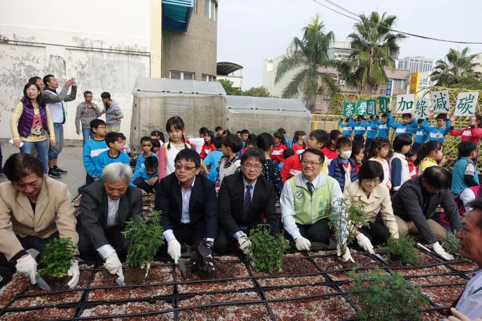 推廣綠屋頂　李孟諺邀崇學國小師生一同加綠減碳
