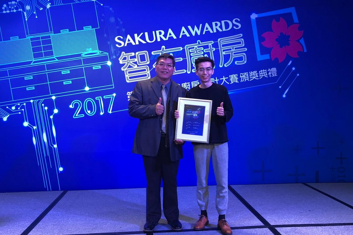 ▲李安勝主任與學生張景融參加頒獎典禮。（圖／嘉大提供，2017.12.28）