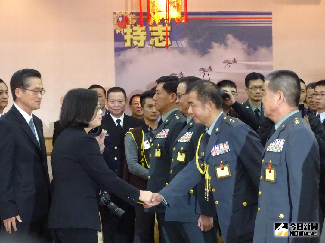 ▲總統府新任侍衛長張捷晉任中將，蔡英文總統握手祝賀。（圖／記者呂炯昌攝 , 2017.12.28）