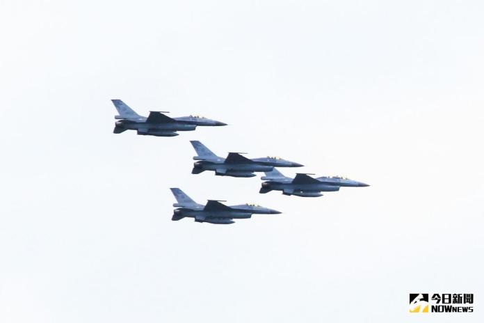 ▲花蓮空軍基地第五聯隊執行F-16戰機編隊飛行衝場任務。（資料照／記者鄭志宏攝）
