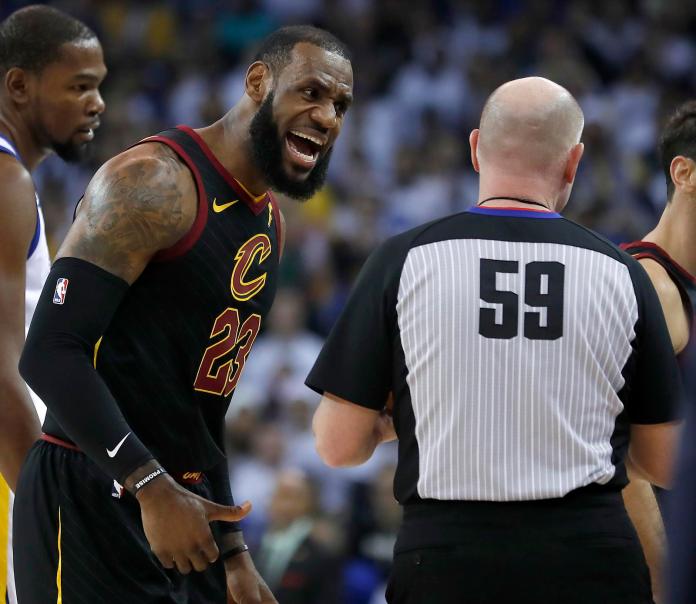 ▲LeBron James（左）對裁判吹罰不滿。（圖／美聯社／達志影像）