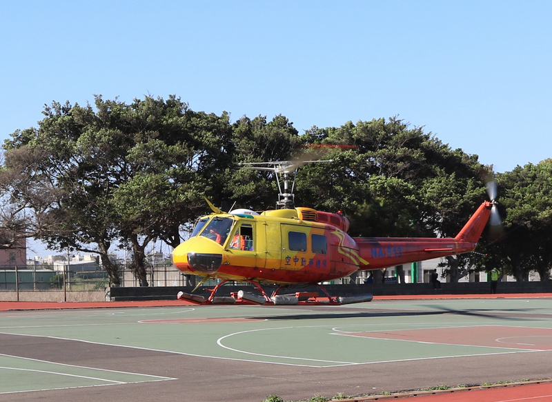 ▲內政部空中勤務總隊副總隊長王啟通受訪表示，曾執行多項任務的內政部空勤總隊第三大隊最後一架UH-1H直升機，27日降落在桃園萬能科技大學的操場後功成身退，將提供教學之用。中央社記者吳睿騏桃園攝106年12月27日