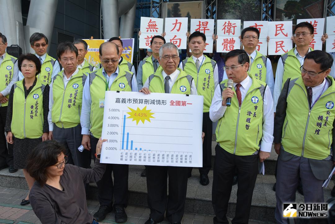 ▲涂醒哲市長因為無法捍衛市民權益，率市府團隊向市民道歉。（圖／記者郭政隆攝，2017.12.27）