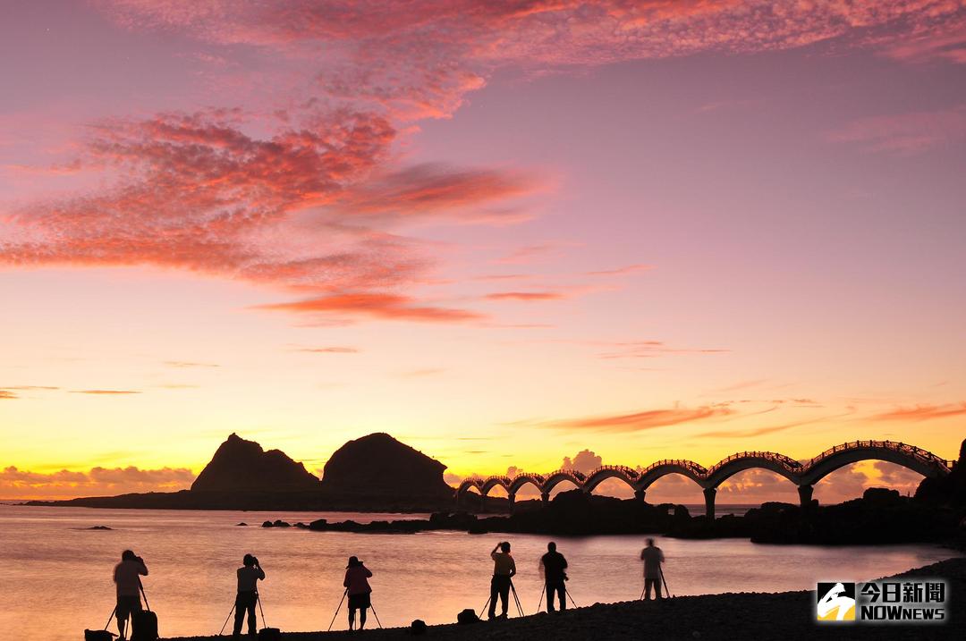 ▲三仙台迎曙光，還有歌手昊恩陪大家到日出，相當熱鬧。（圖／記者鄭志宏翻攝自網路）