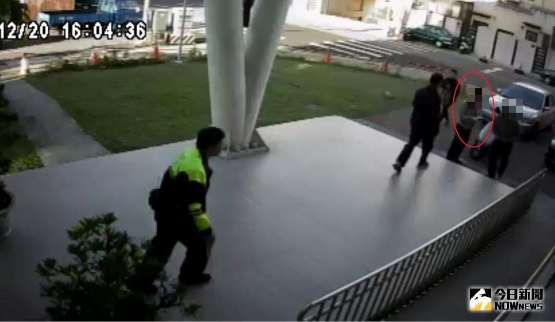 ▲邱先生遭車床斷指，求助立德派出所，員警衝出以警車送院急救。（圖／記者鄧力軍翻攝 , 2017.12.27）