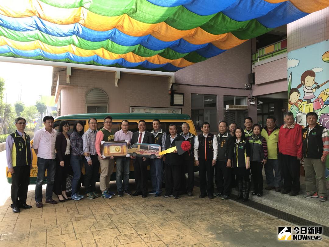 ▲社頭鄉旭聖旺產襪業公司愛心捐贈1台幼童專用車給鄉立幼兒園，解決娃娃車汰舊換新的問題。（圖／記者陳雅芳攝，2017.12.27）
