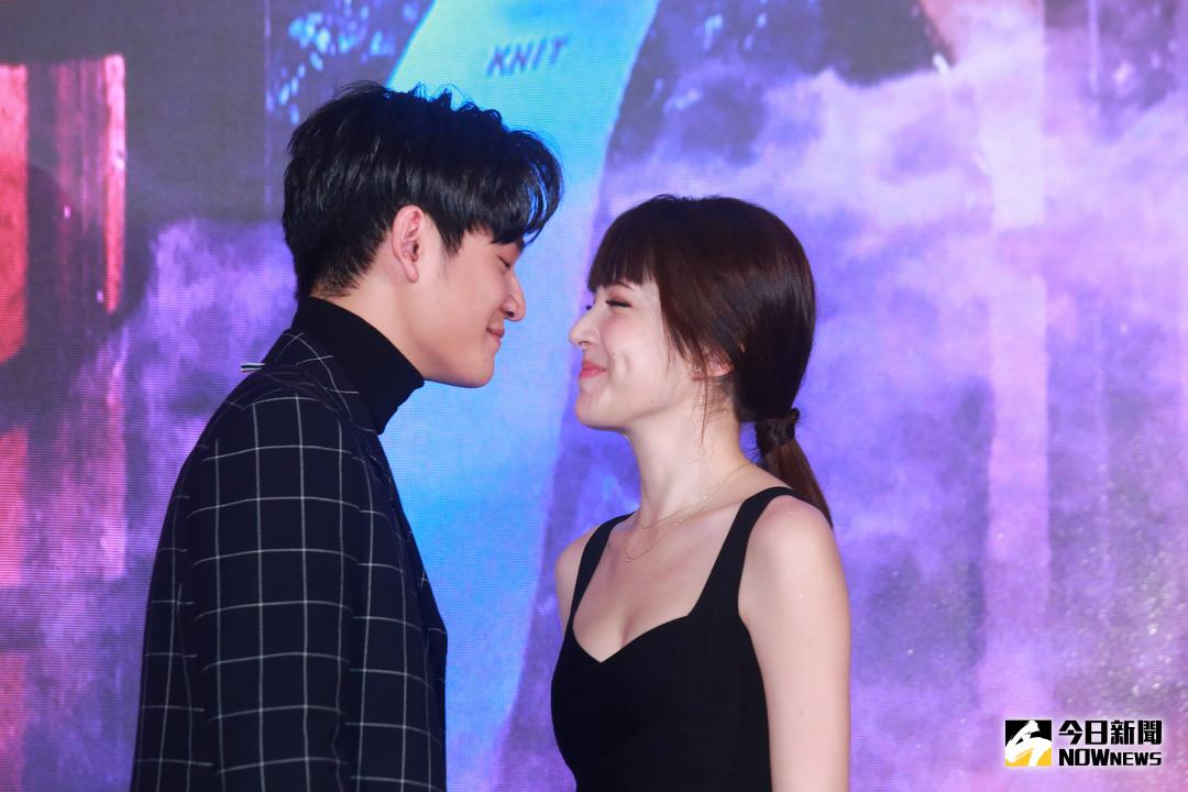 ▲周興哲（左）發片記者會，嘉賓邀來好朋友許瑋甯（右），主持人陶子還調皮的要他們在台上親密磨鼻子。（圖／記者葉政勳攝 , 2017.12.27）