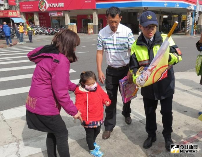 提升交通安全　澎湖縣警局推「年長者及兒童優先旗」
