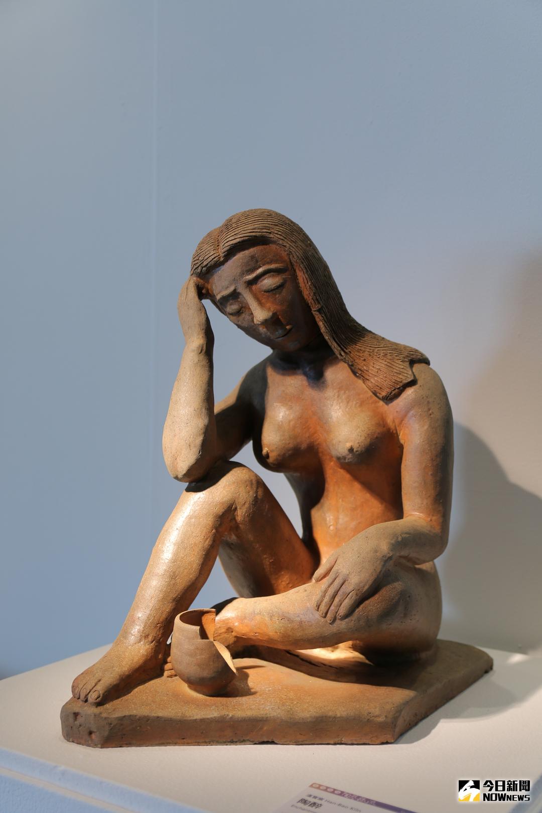 ▲陶博館表示，創作於1984年的漢寶窯的《陶醉》，勇於嘗試燒製裸女，並保留土、火及落灰的質感。（圖／記者陳志仁攝，2017.12.27）