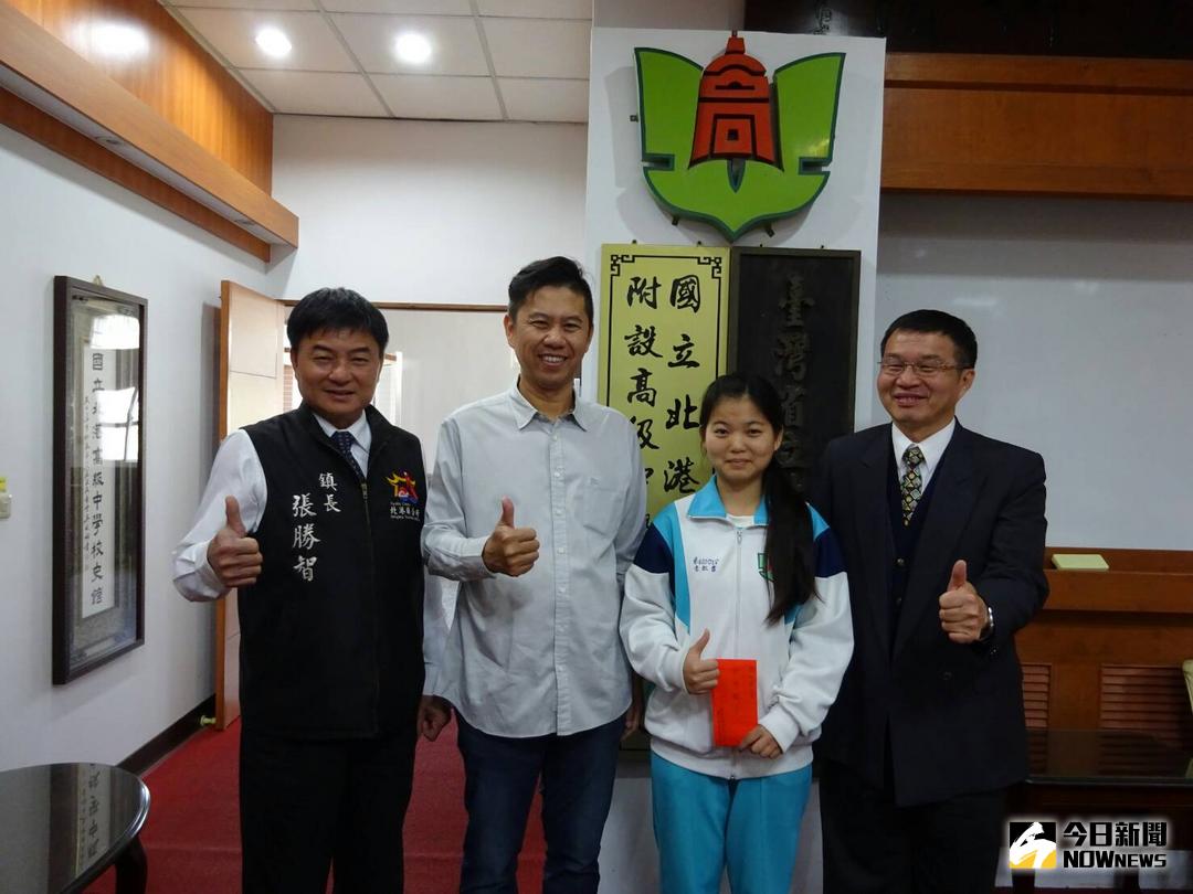 ▲鎮長與家長會長頒發獎學金，（左起）鎮長張勝智、家長會長吳政憲、學生李虹霏、校長傅國樑。（圖／記者洪佳伶攝 , 2017.12.27）