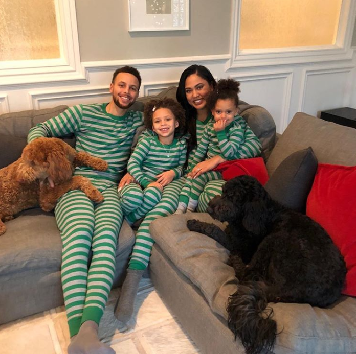 ▲Stephen Curry和老婆、兩個女兒穿著聖誕親子裝。（圖／截取自Stephen Curry的Instagram）