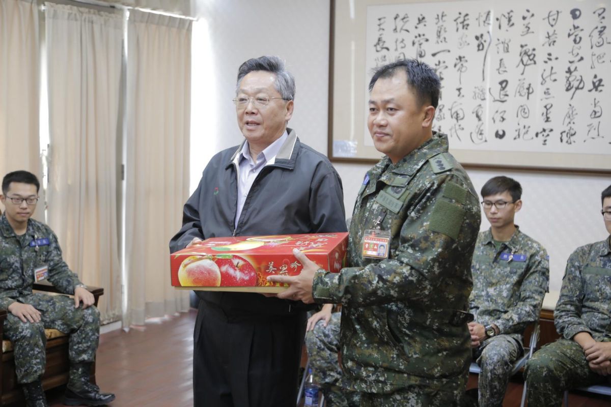 ▲役政署長林國演與怒罵哨兵「狗屎」駕駛前往成功嶺，向104旅衛哨公開致歉，並致贈飲料慰問哨兵辛勞。（圖／役政署提供 , 2017.12.27）