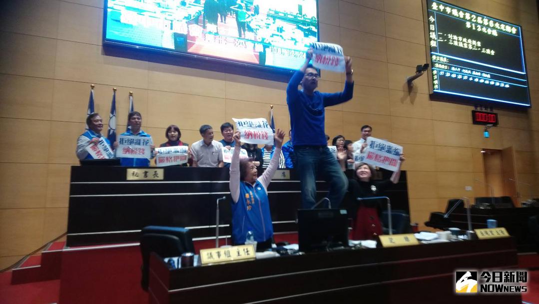 ▲藍綠雙方情緒高漲瀕臨衝突。（圖／記者柳榮俊攝 , 2017.12.26）