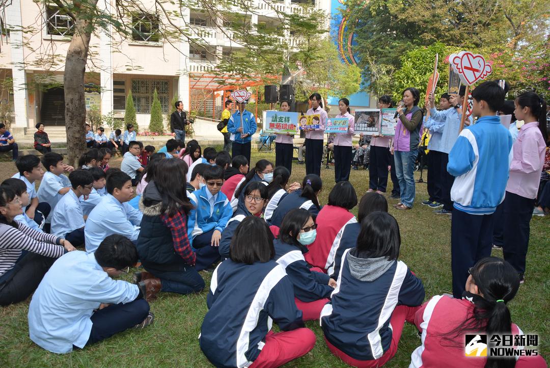▲邵怡敏護理長於北興國中一年一度午餐約會中，呼籲同學拒絕菸品及電子煙的誘惑。（圖／記者郭政隆攝，2017.12.26）