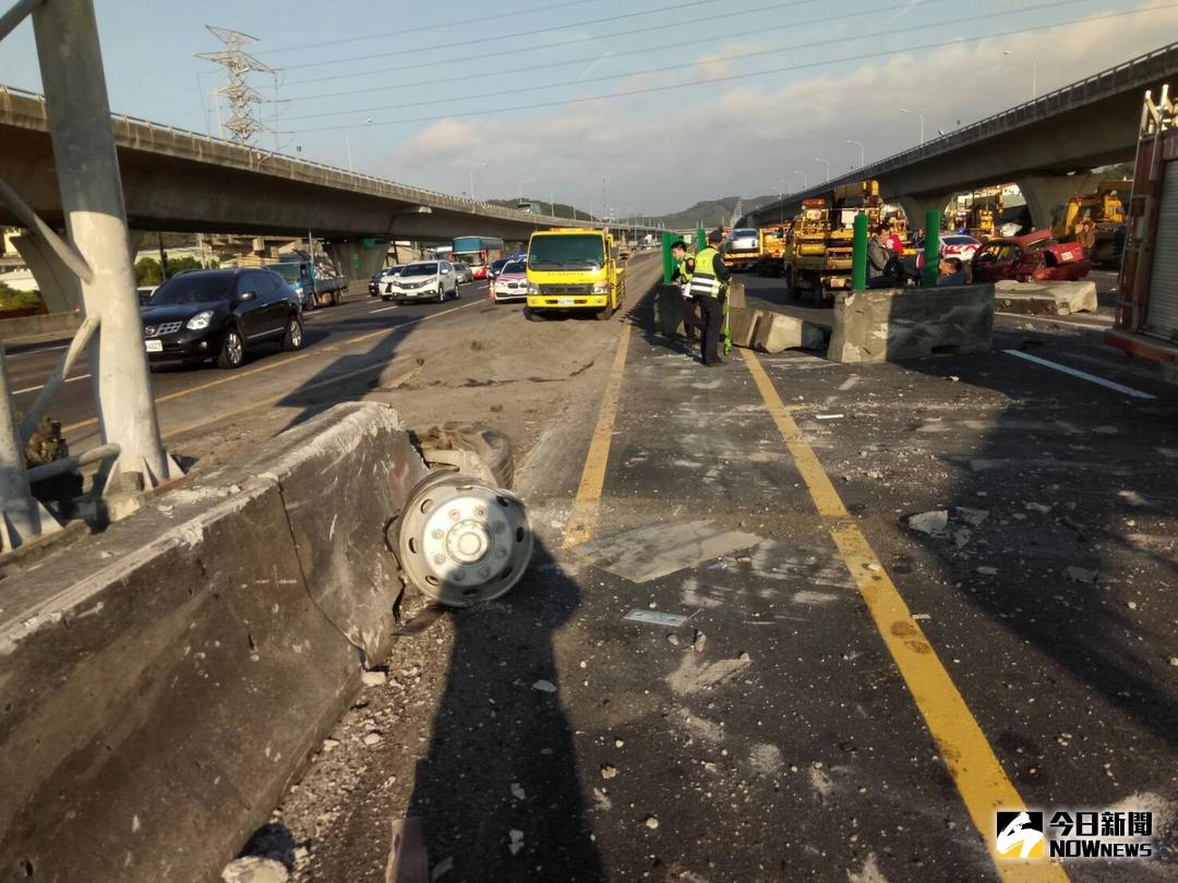 ▲國道中山高47公里處再發生重大車禍，南下車道一輛大貨車失控撞進北上車道，造成六人受傷。（圖／桃園市消防局提供 , 2017.12.26）