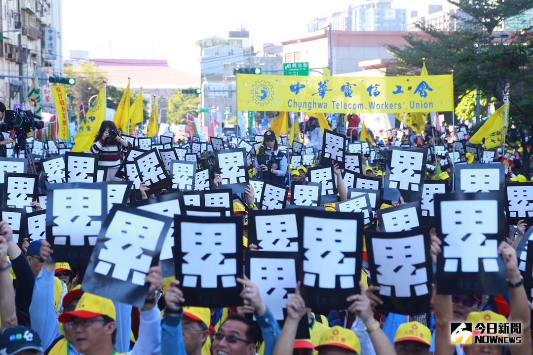 ▲勞工團體23日發起「1223反對勞基法修惡大遊行」，要求民進黨政府賴清德懸崖勒馬，不要讓勞工太累、過勞死。（圖／記者葉政勳攝 , 2017.12.23）