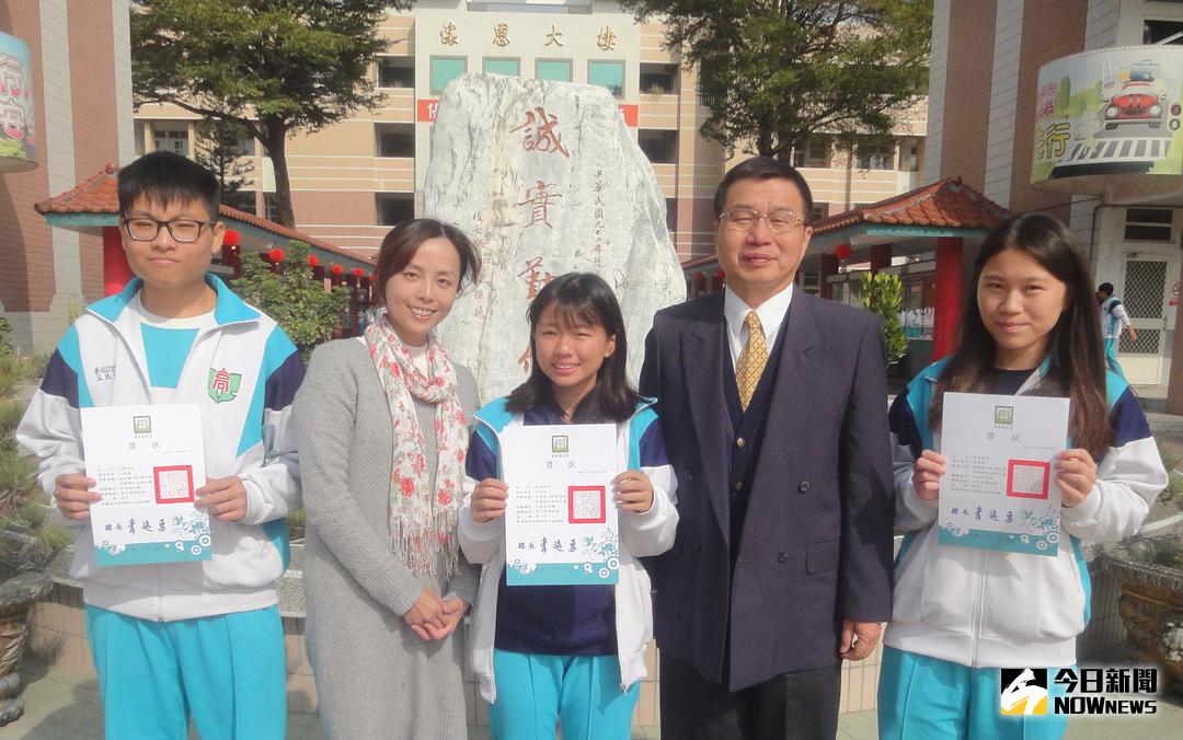 ▲獲平面設計類高中普通班組第一名李宜卉（中）、獲佳作學生王廷順（左1）、陳惠珍（右1）在指導老師廖彥鈞（左2）陪同，由校長傅國樑（右2）頒發獎狀。（圖／記者蘇榮泉攝，2017.12.26）