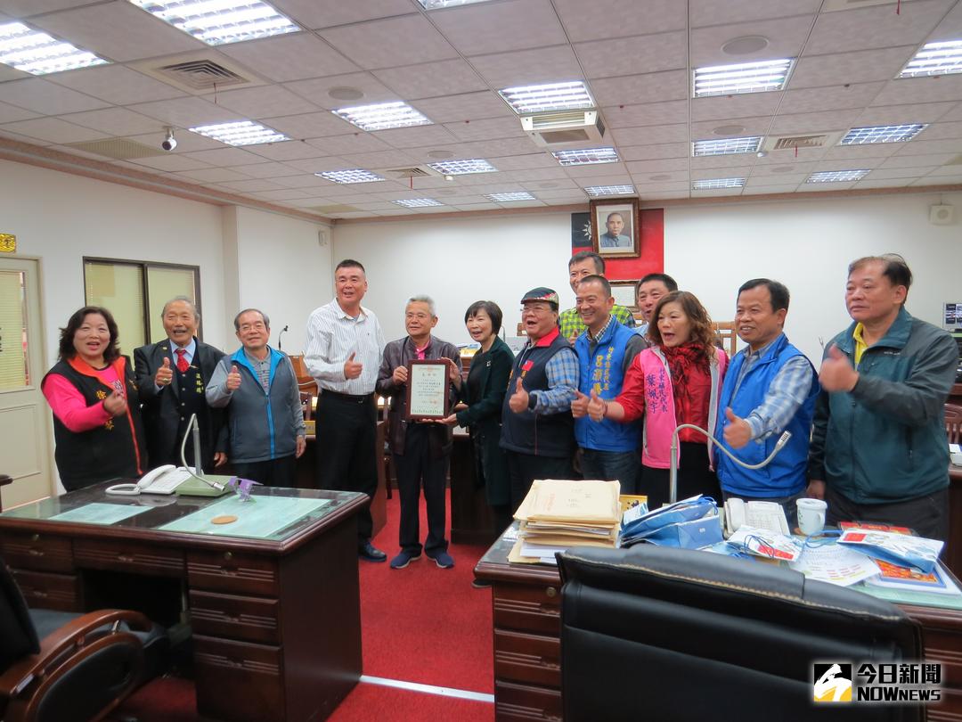 ▲竹東鎮民代表會主席陳昌平\\(左四\\)加碼捐贈文具組給有需要的學童。（圖／記者常似虎攝 , 2017.12.26）