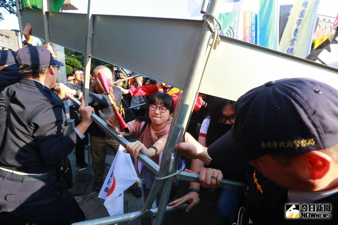 ▲反對勞基法修惡大遊行，遊行隊伍到了行政院時因與原本申請規畫路線有出入，與警方發生推擠衝突。（圖／記者葉政勳攝 , 2017.12.23）