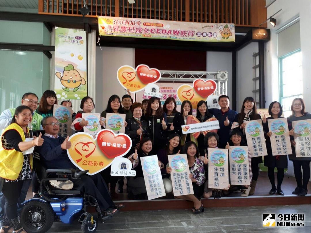 ▲縣府社會處副處長陳怡君代表出席喜豆我最愛-106年雲林縣提昇農村婦女CEDAW教育宣導發表會。（圖／記者蘇榮泉翻攝，2017.12.25）