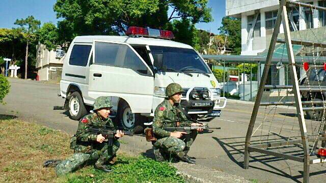 ▲陸軍步兵104旅日前實施營區整體安全防護演練暨警衛勤務示範，宣誓捍衛營區安全決心。（圖／陸軍司令部臉書專頁）