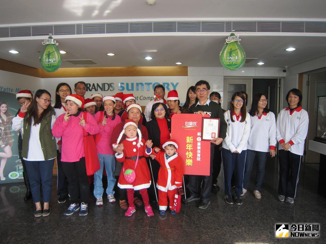 ▲喜樂保育院的院生到白蘭氏健康博物館報佳音，院生分糖果給大家，為它們帶來滿滿的祝福。（圖／記者陳雅芳攝，2017.12.25）