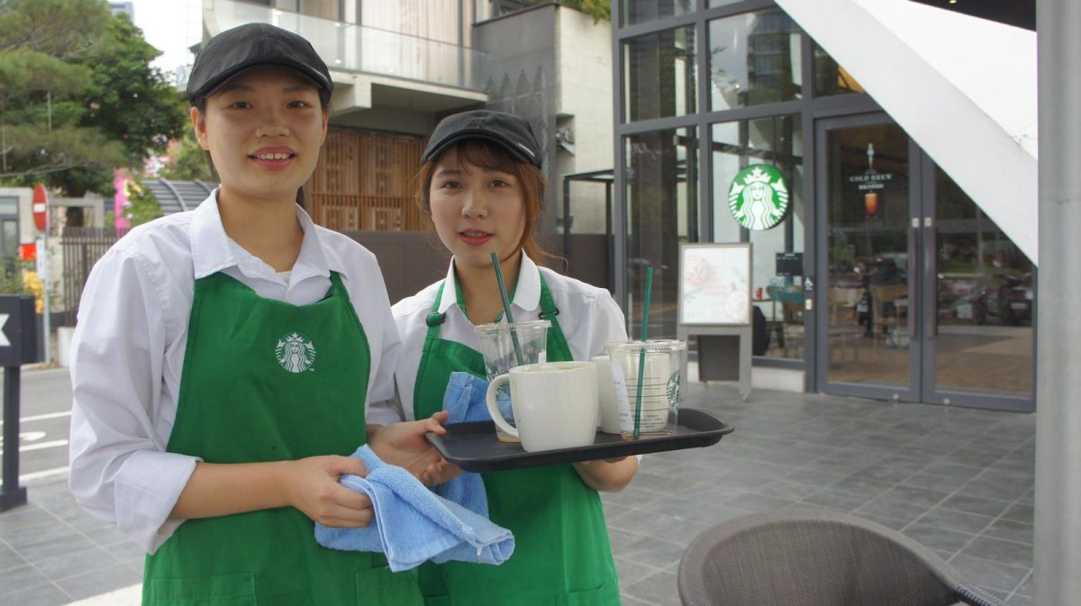 ▲求職路走的不順遂的莉莉（左\\)，經台中市勞工局輔導在星巴克已穩定工作近一年。（圖／金武鳳攝 , 2017.12.25）