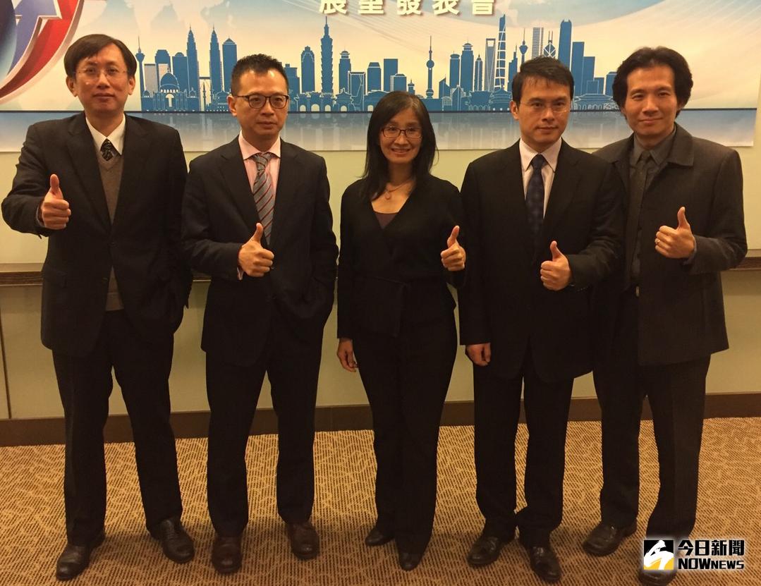 ▲國泰金控舉行2017年第4季台灣「經濟氣候暨金融情勢」展望發表會，國泰台大產學合作計畫團隊估明（2018）年台灣經濟成長率2%，央行上半年升息機會大。（圖／記者顏真真攝 , 2017.12.25）