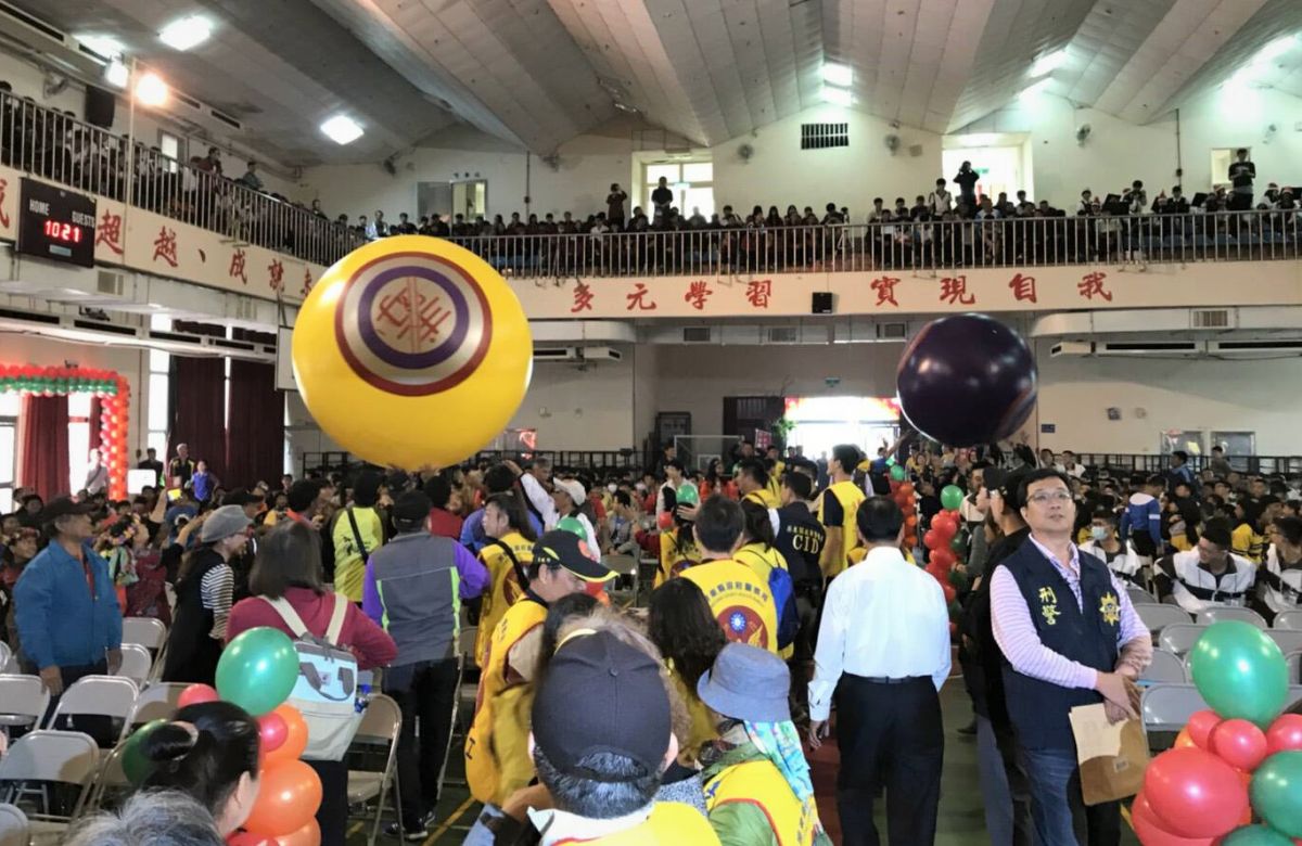 ▲現場民眾合力將寫有「毒」字的2顆大氣球推出場外，象徵將毒品推出校園。（圖／屏東縣政府警察局提供）