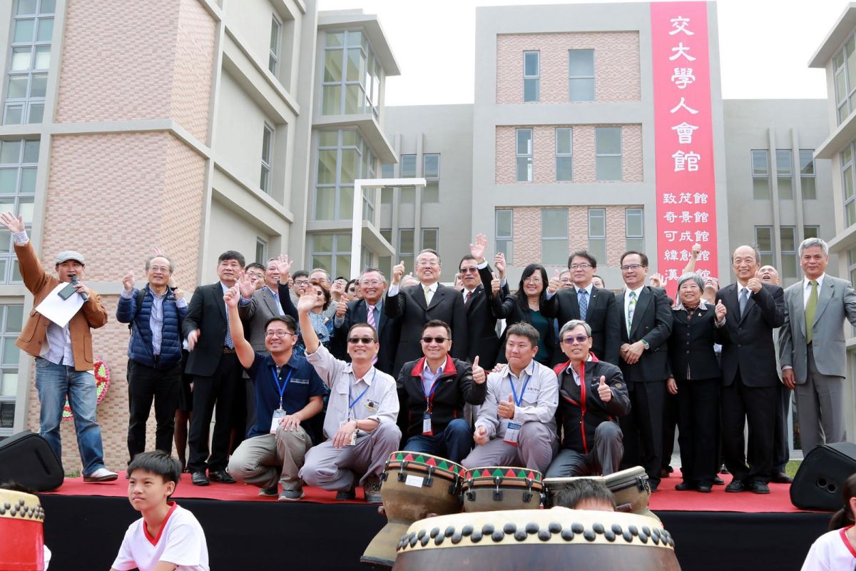 ▲李孟諺和科技董座一同出席交大台南分部會館落成典禮。（圖／記者黃文博翻攝，2017.12.25）