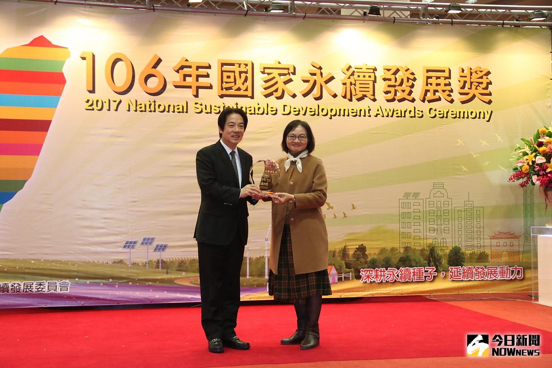 ▲行政院長賴清德親自頒發教育永續發展獎給弘光科大校長黃月桂。（圖／弘光科大提供 , 2017.12.25）