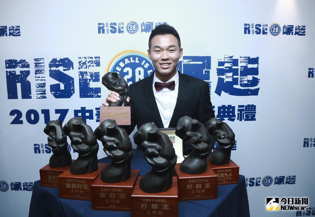 ▲中職史上第一人王柏融勇奪7冠王並拿下年度MVP（圖／記者葉政勳攝 , 2017.11.0）