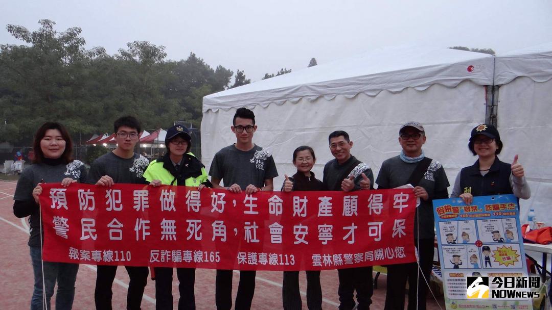 ▲北港媽祖盃全國馬拉松賽，北港警分局設攤多元宣導。（圖／記者洪佳伶翻攝 , 2017.12.24）