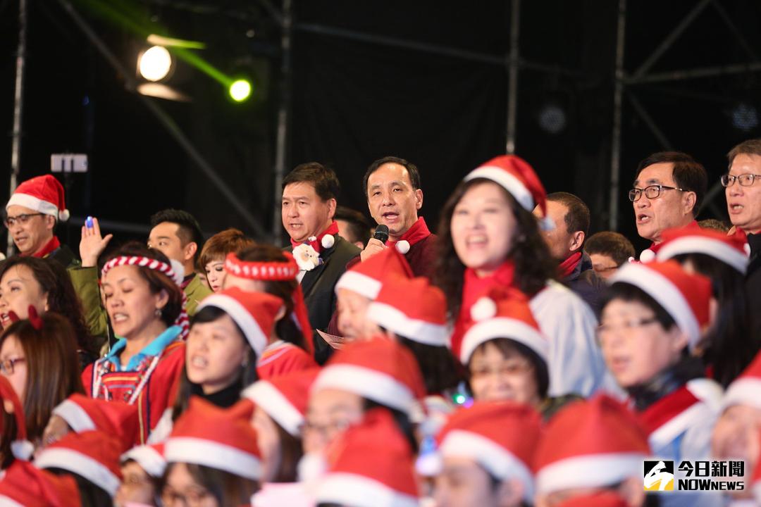 ▲2017新北平安夜今日在市民廣場登場，新北市長朱立倫與50個教會的牧長，引領萬人大詩班合唱「奇異恩典｣、｢普世歡騰｣、 ｢平安夜｣等聖誕詩歌。（圖／記者陳志仁攝，2017.12.24）