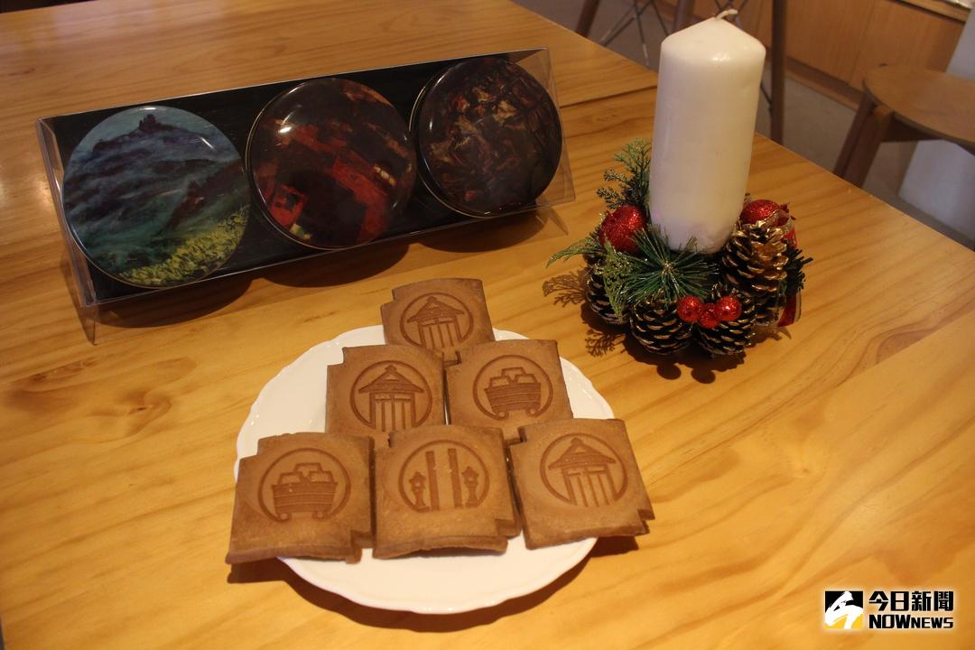 ▲黃金博物館推出「典藏礦山─黃金博物館瓦煎餅禮盒」，禮盒以3個圓形馬口鐵盒為1組，鐵盒上蓋則印刷3位藝術家的作品。（圖／記者陳志仁攝，2017.12.24）