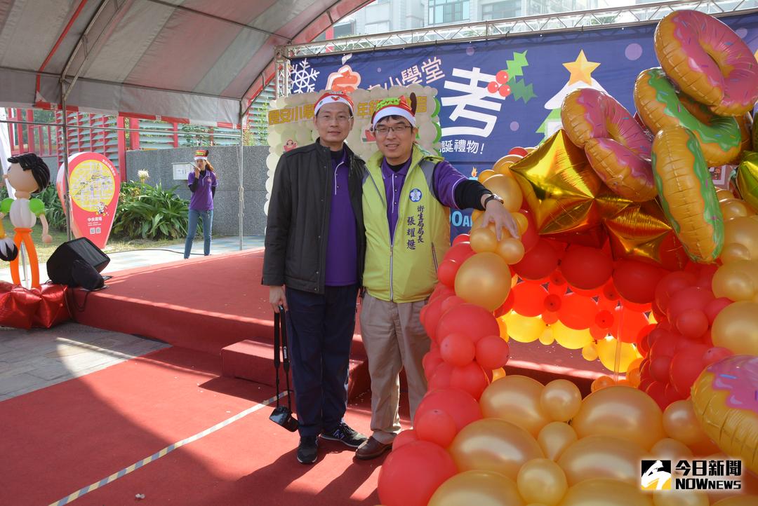 ▲圖說：衛生局局長張耀懋（右）與張育彰科長（左）辦理、督導現場活動。（圖／記者郭政隆攝影2017.12.24）