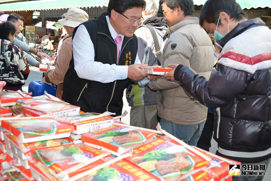 ▲正忠排骨飯業者免費提供雞腿便當在南瑤宮廣場發放，市長邱建富協助發放雞腿便當，吸引上千民眾排隊領取，人龍綿延到大街上，相當壯觀。（圖／記者陳雅芳攝，2017.12.24）
