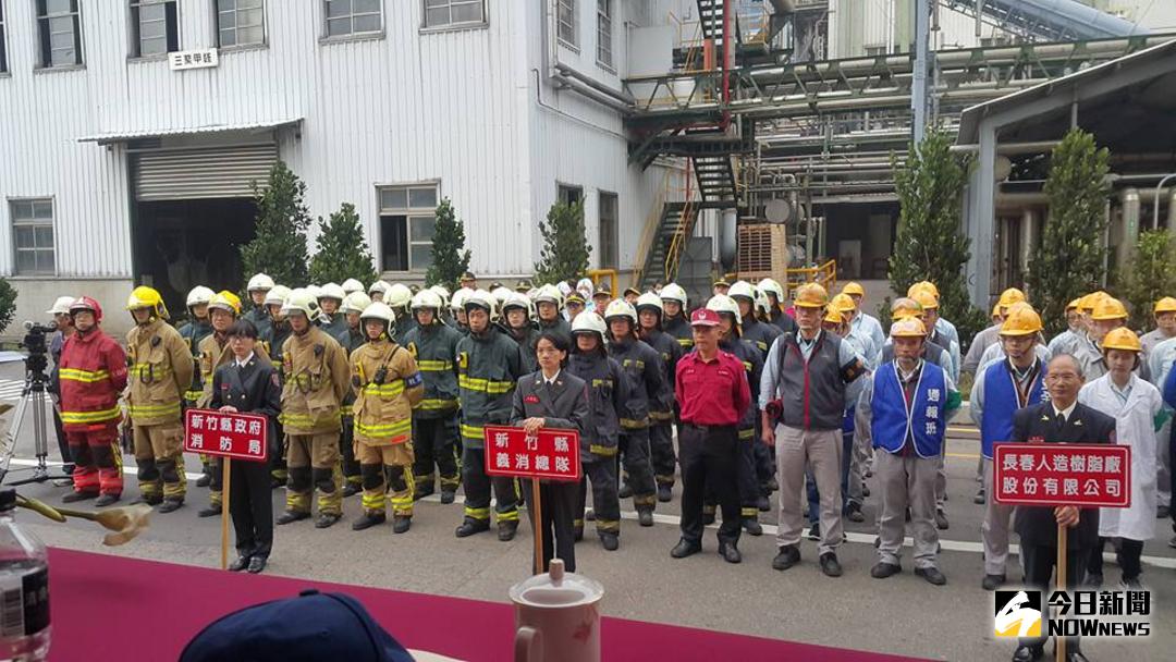 ▲新竹縣自衛消防編組暨搶救實兵演練登場，在長春人造樹脂廠逼真上陣。（圖／記者常似虎攝 , 2017.12.24）