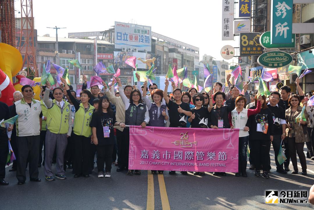 ▲市長涂醒哲、議長蕭淑麗等來賓，一起帶領踩街隊伍前進。（圖／記者郭政隆攝影2017.12.23）