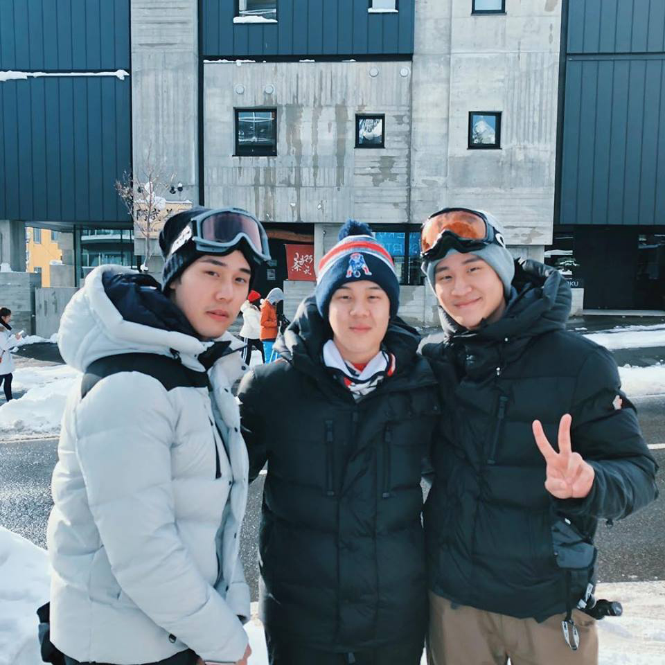 ▲周興哲（右一）家三兄弟合體的照片公開後，粉絲紛紛留言稱讚。（圖／索尼提供 , 2017.12.23）